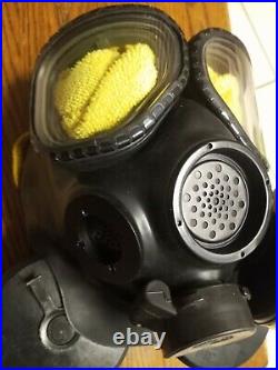 FR-M40 Military Issue Gas Mask/Respirator Used Size Medium+3 cartridge's