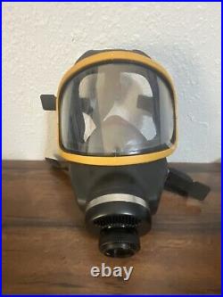 MSA Safety 471230 Gas Mask, Hycar/Rubber With Canister And Case Size Large New